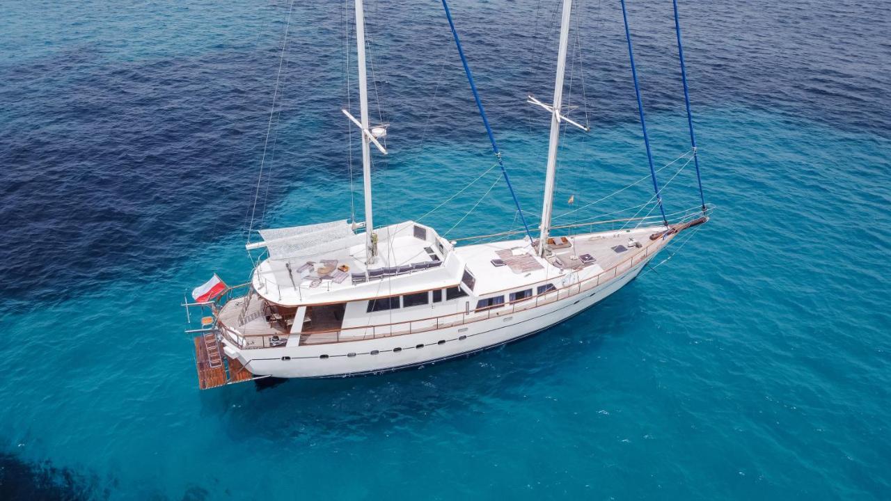 Spacious Yacht Hotel Barcelona City Center 5 Cabins Exterior foto