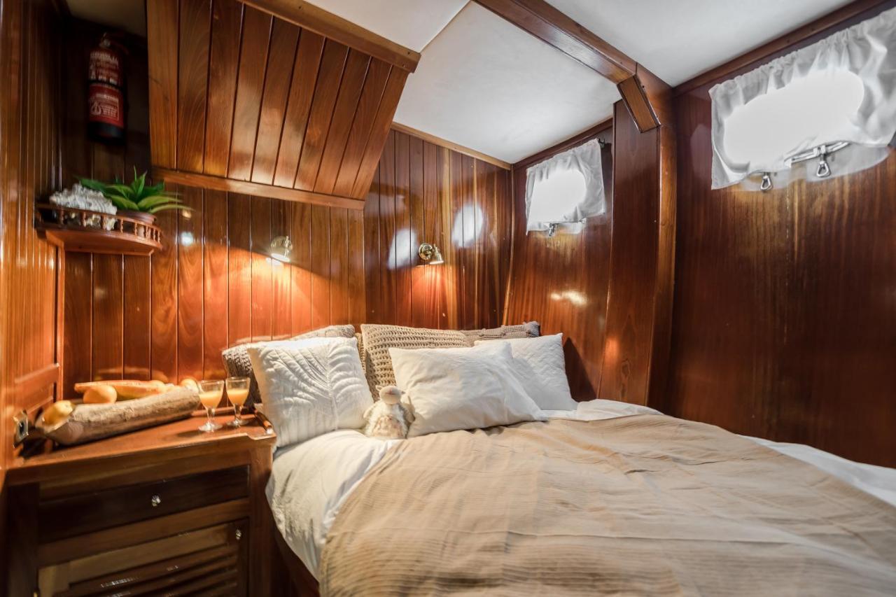 Spacious Yacht Hotel Barcelona City Center 5 Cabins Exterior foto