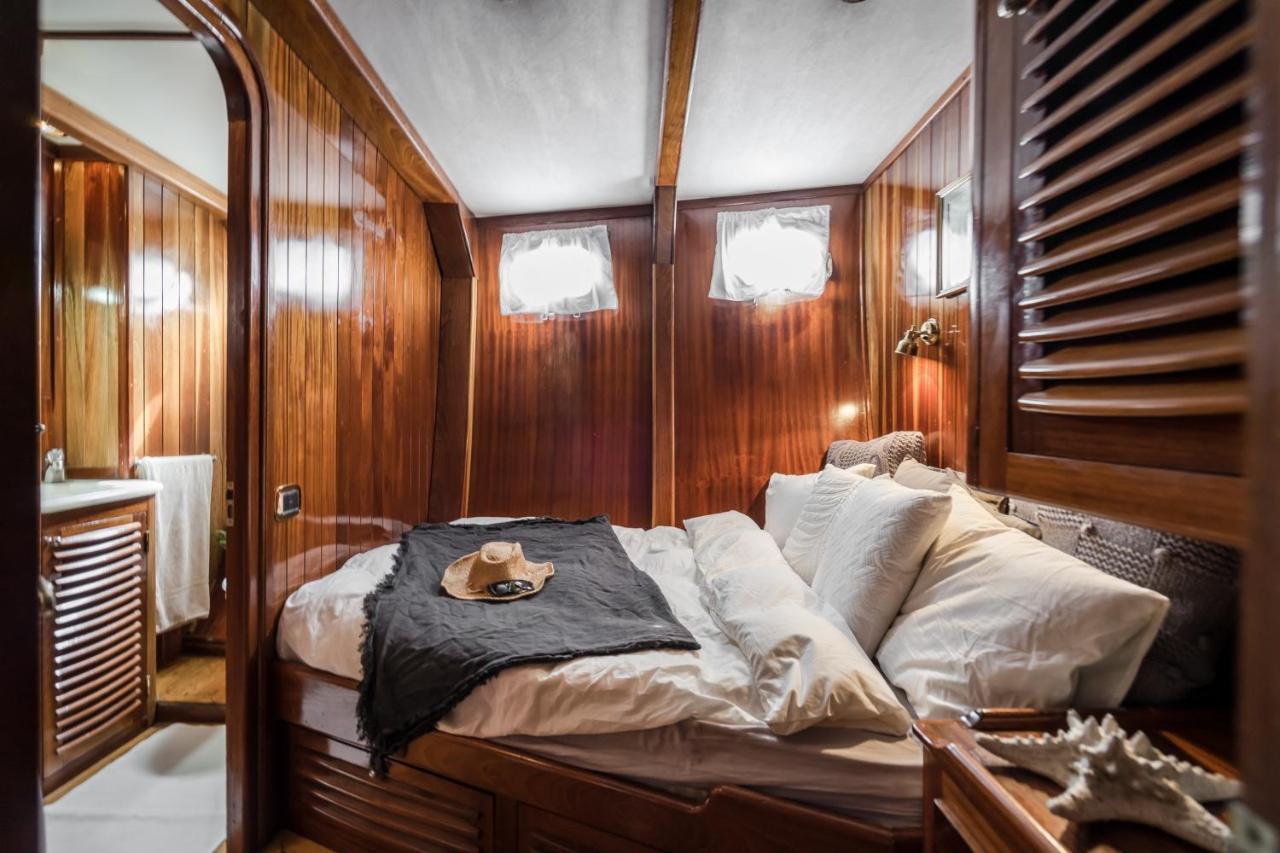 Spacious Yacht Hotel Barcelona City Center 5 Cabins Exterior foto