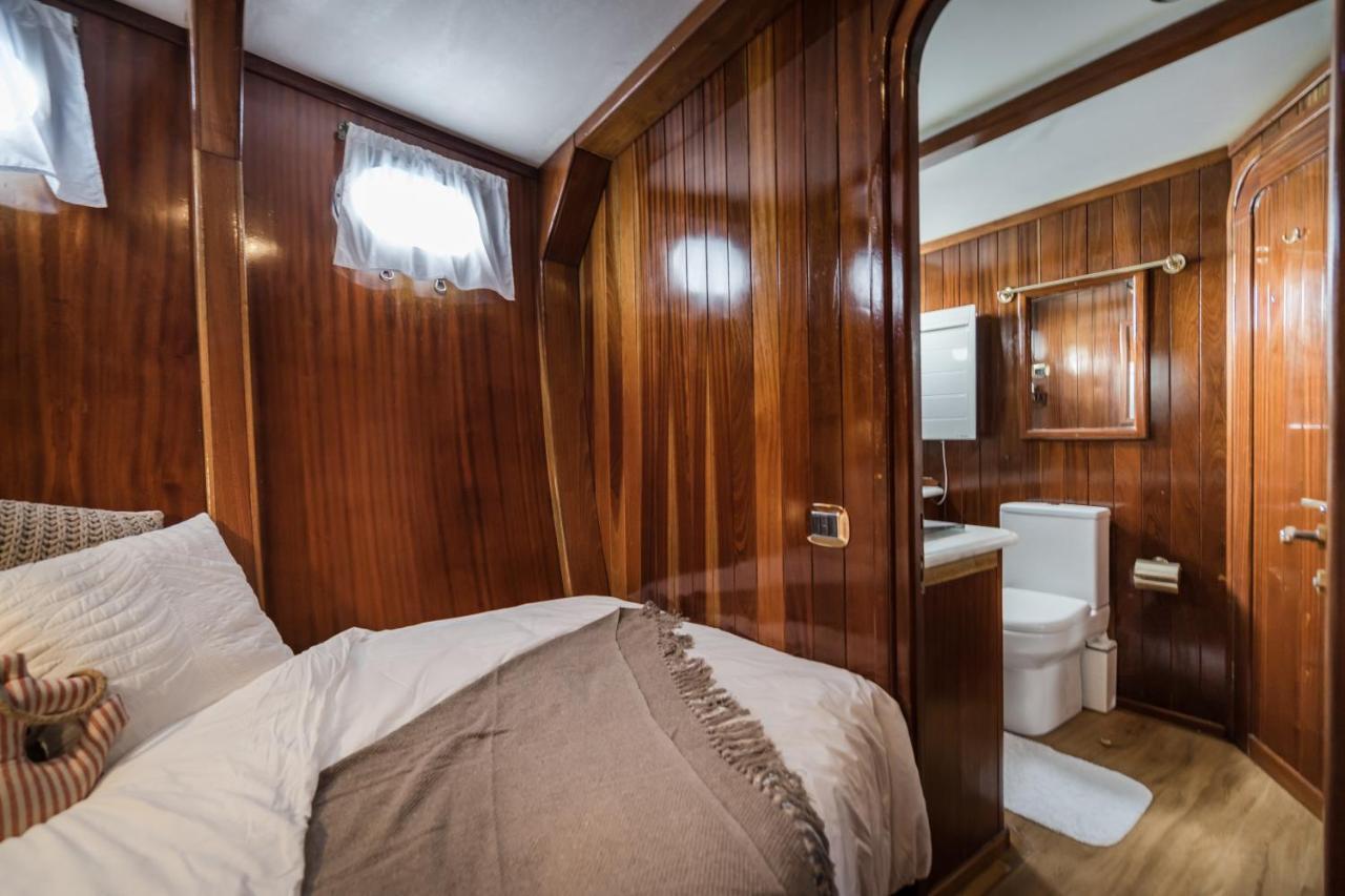 Spacious Yacht Hotel Barcelona City Center 5 Cabins Exterior foto
