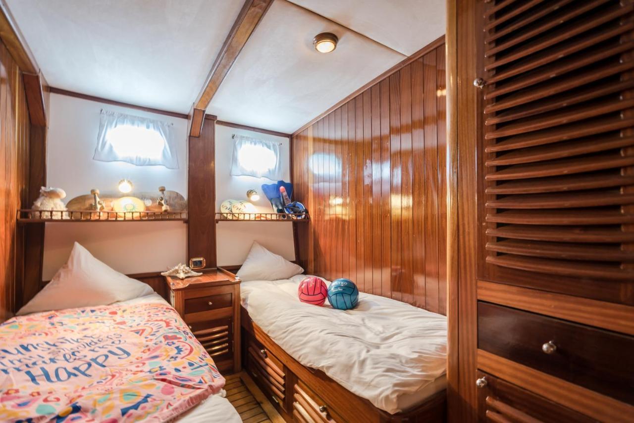 Spacious Yacht Hotel Barcelona City Center 5 Cabins Exterior foto
