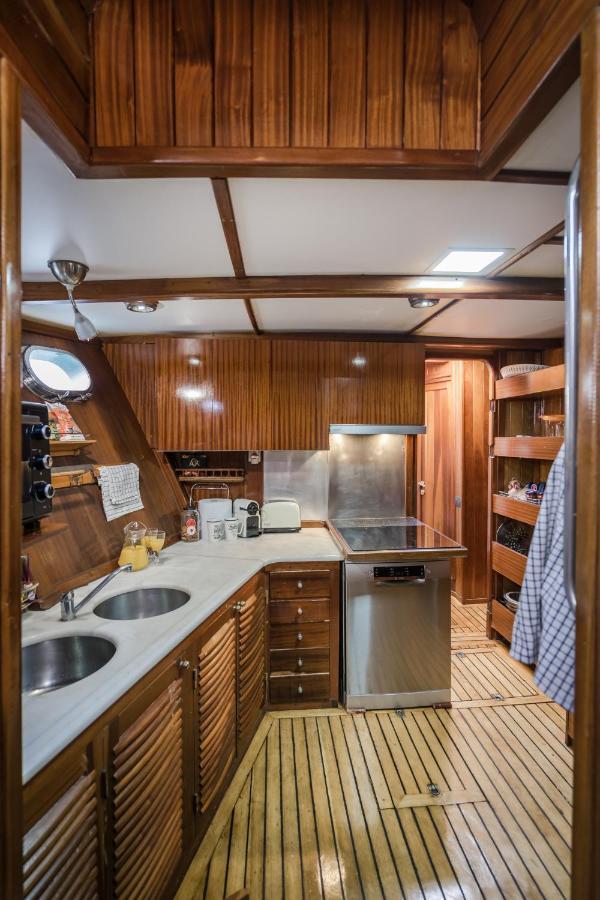 Spacious Yacht Hotel Barcelona City Center 5 Cabins Exterior foto