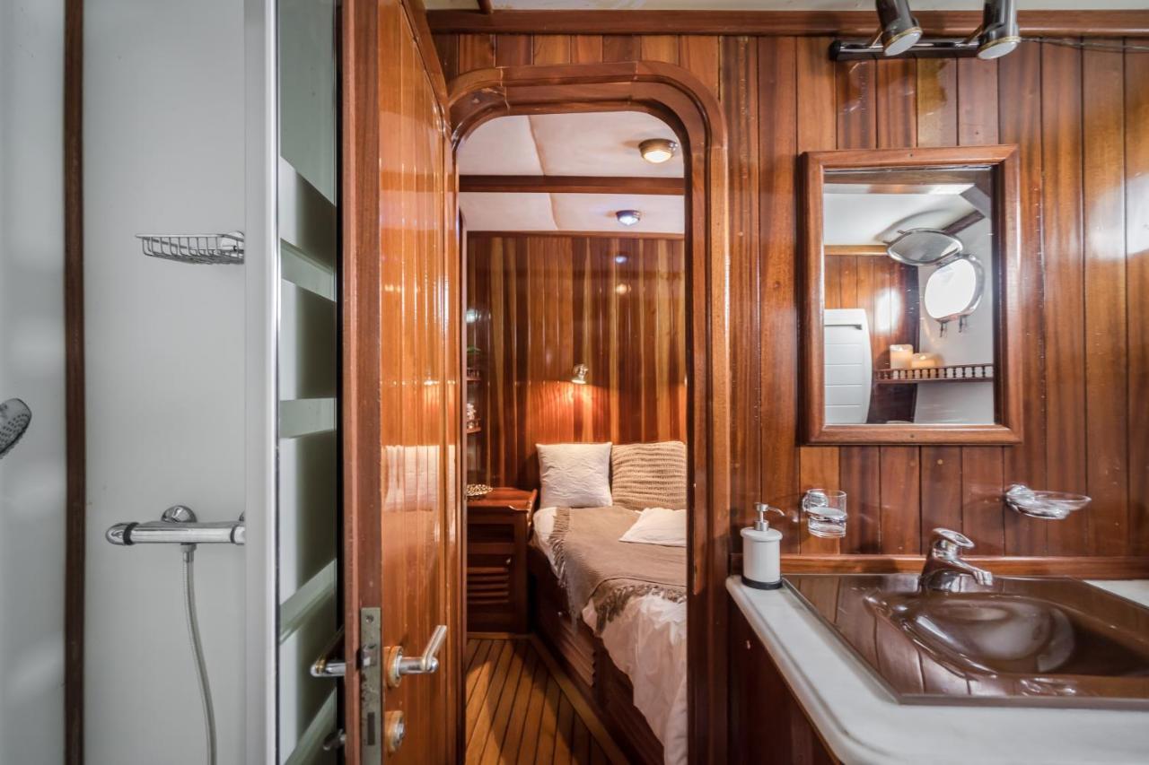 Spacious Yacht Hotel Barcelona City Center 5 Cabins Exterior foto