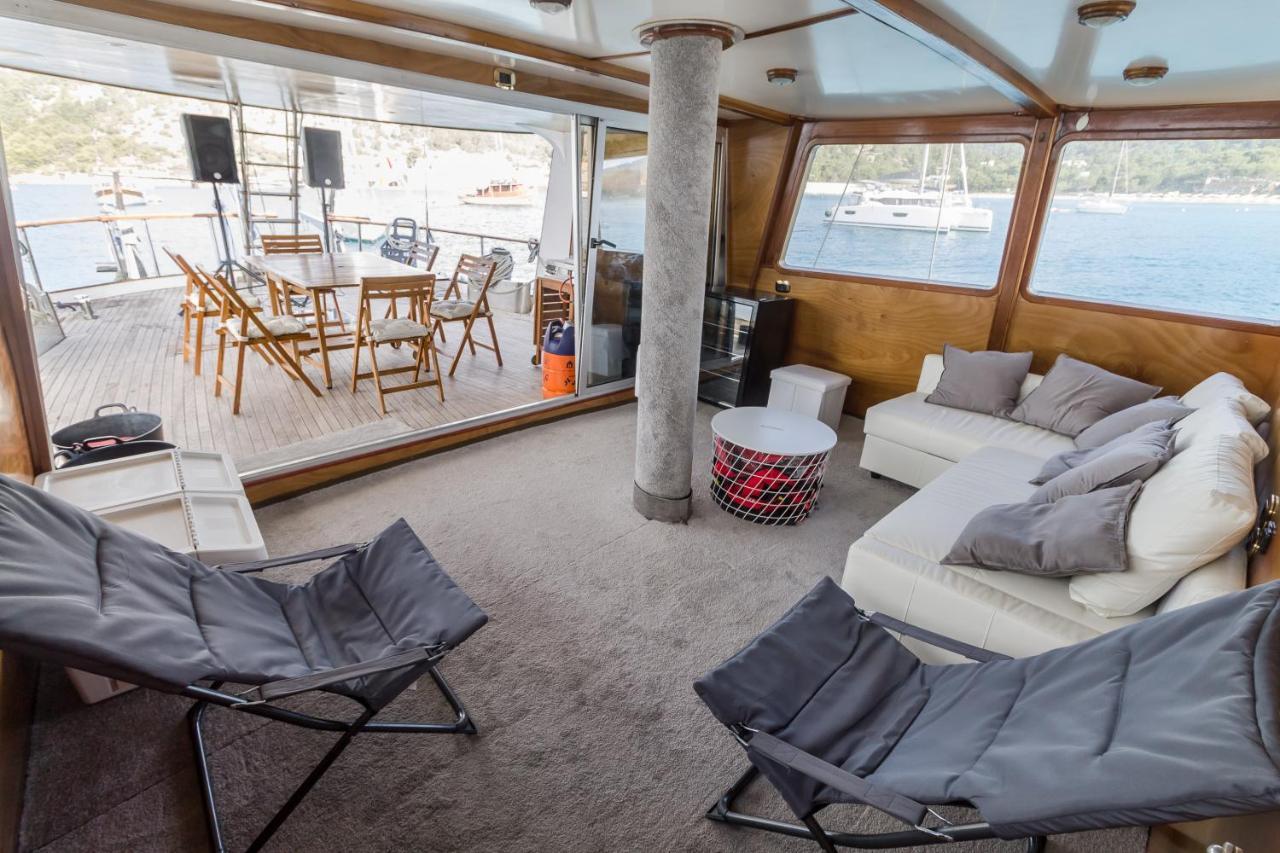 Spacious Yacht Hotel Barcelona City Center 5 Cabins Exterior foto