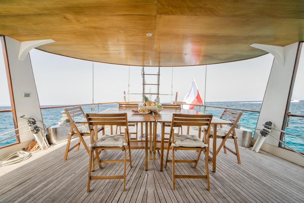 Spacious Yacht Hotel Barcelona City Center 5 Cabins Exterior foto