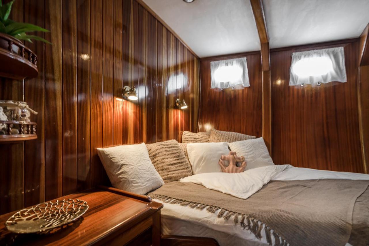 Spacious Yacht Hotel Barcelona City Center 5 Cabins Exterior foto