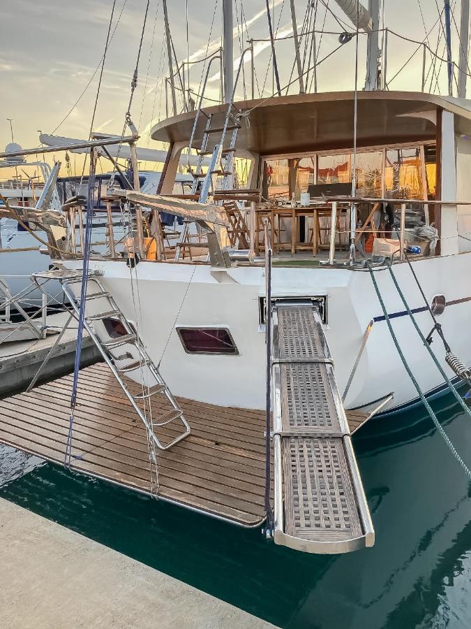 Spacious Yacht Hotel Barcelona City Center 5 Cabins Exterior foto