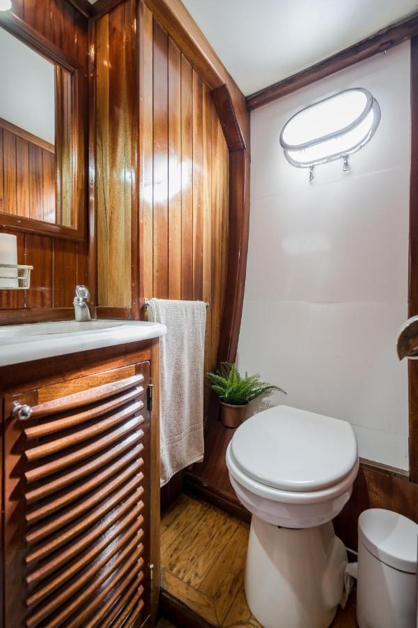 Spacious Yacht Hotel Barcelona City Center 5 Cabins Exterior foto