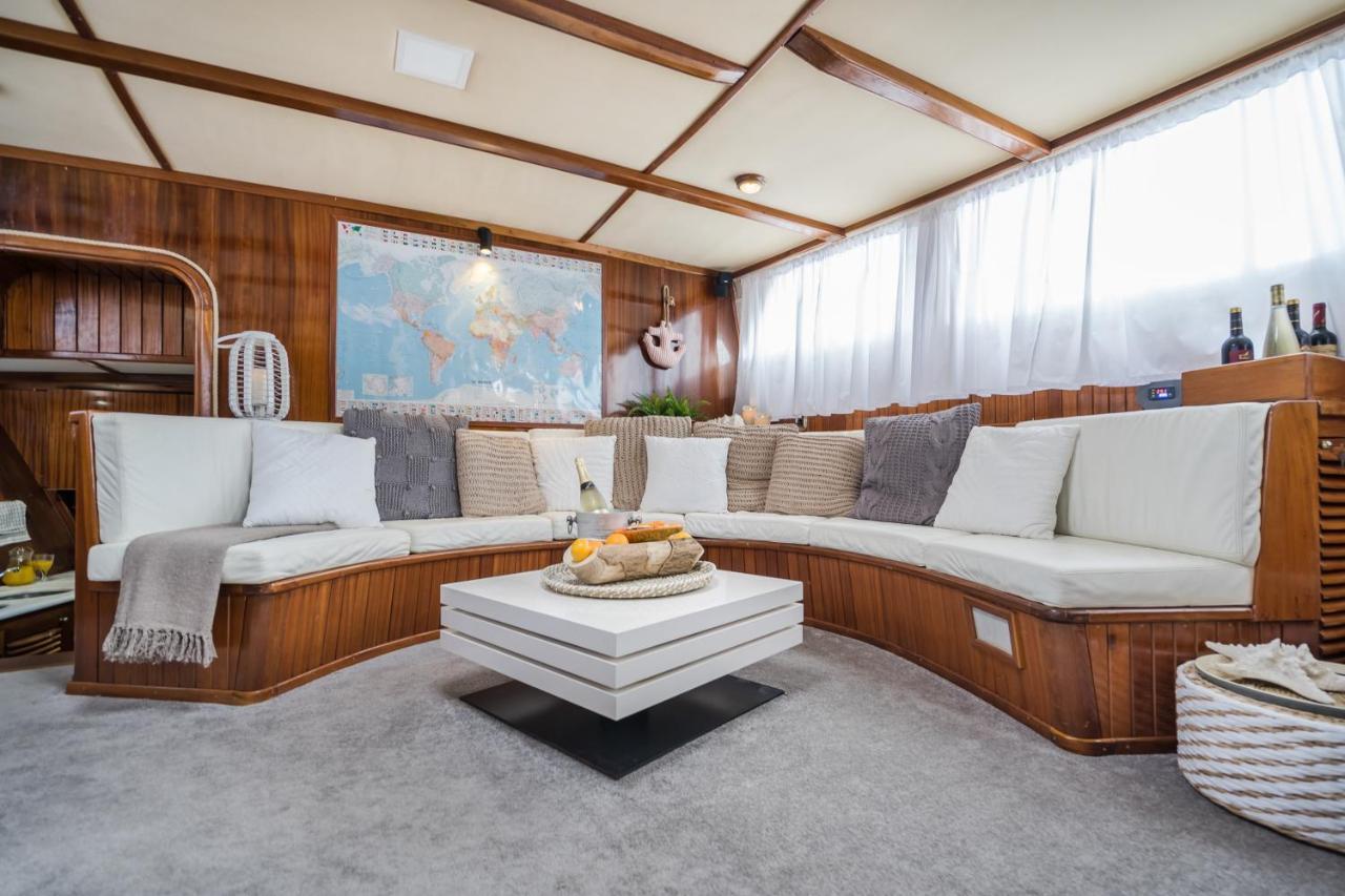Spacious Yacht Hotel Barcelona City Center 5 Cabins Exterior foto