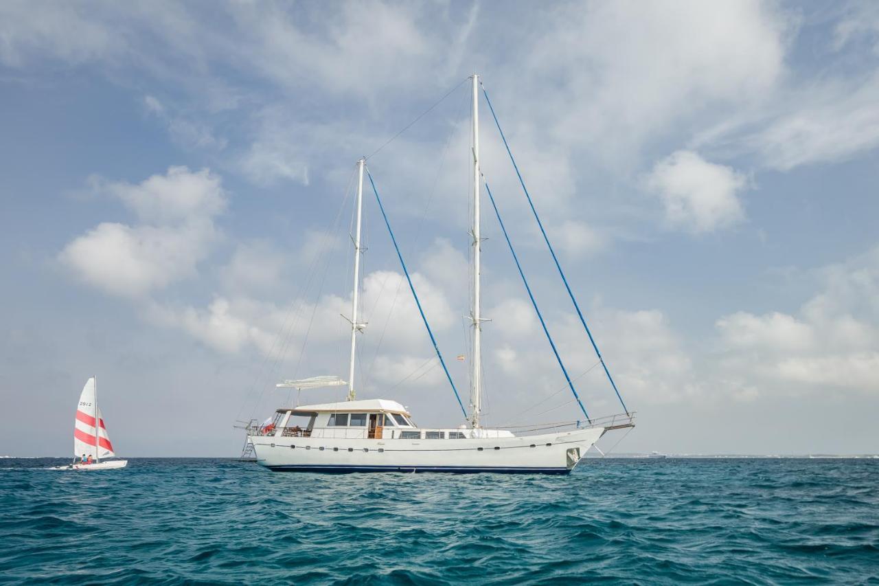 Spacious Yacht Hotel Barcelona City Center 5 Cabins Exterior foto