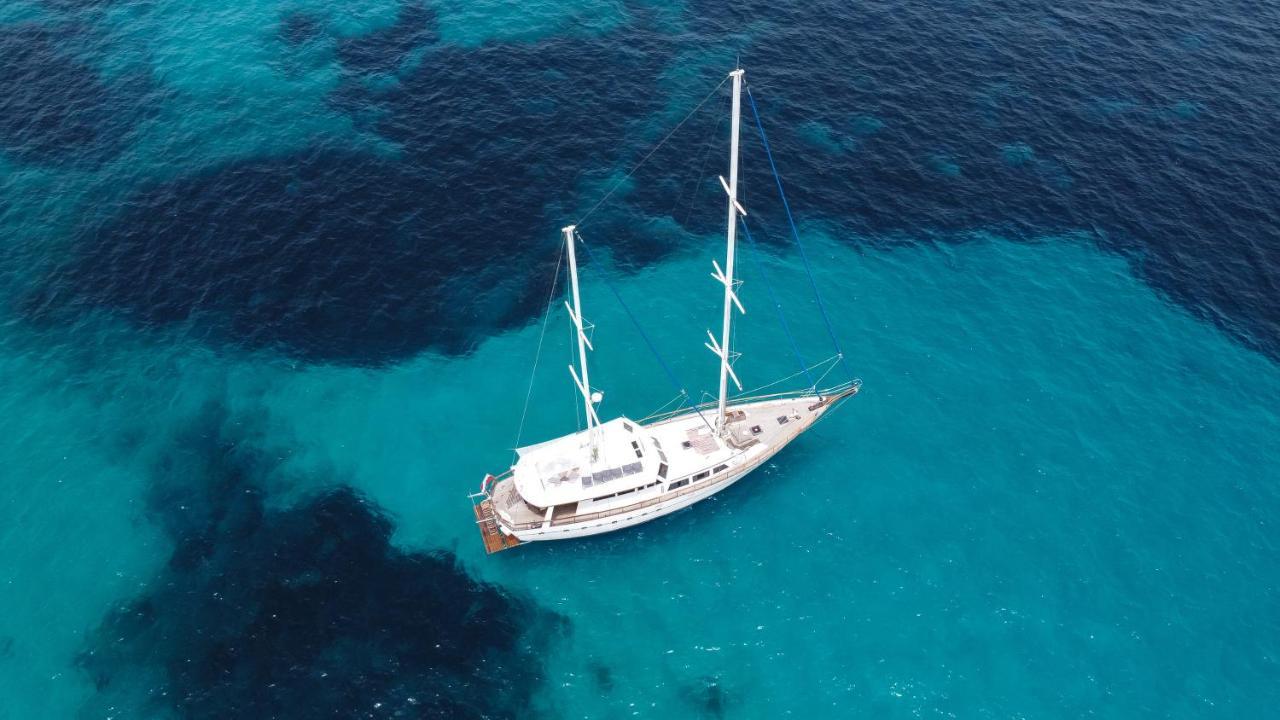 Spacious Yacht Hotel Barcelona City Center 5 Cabins Exterior foto